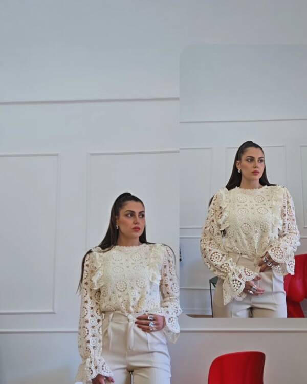 Maglia in macramè beige - immagine 2